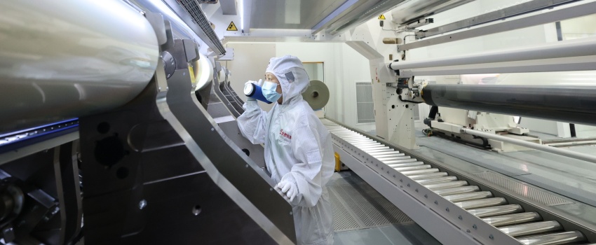 技術(shù)攻堅結(jié)碩果！合肥樂凱成功下線超寬幅超薄高端光學(xué)聚酯薄膜